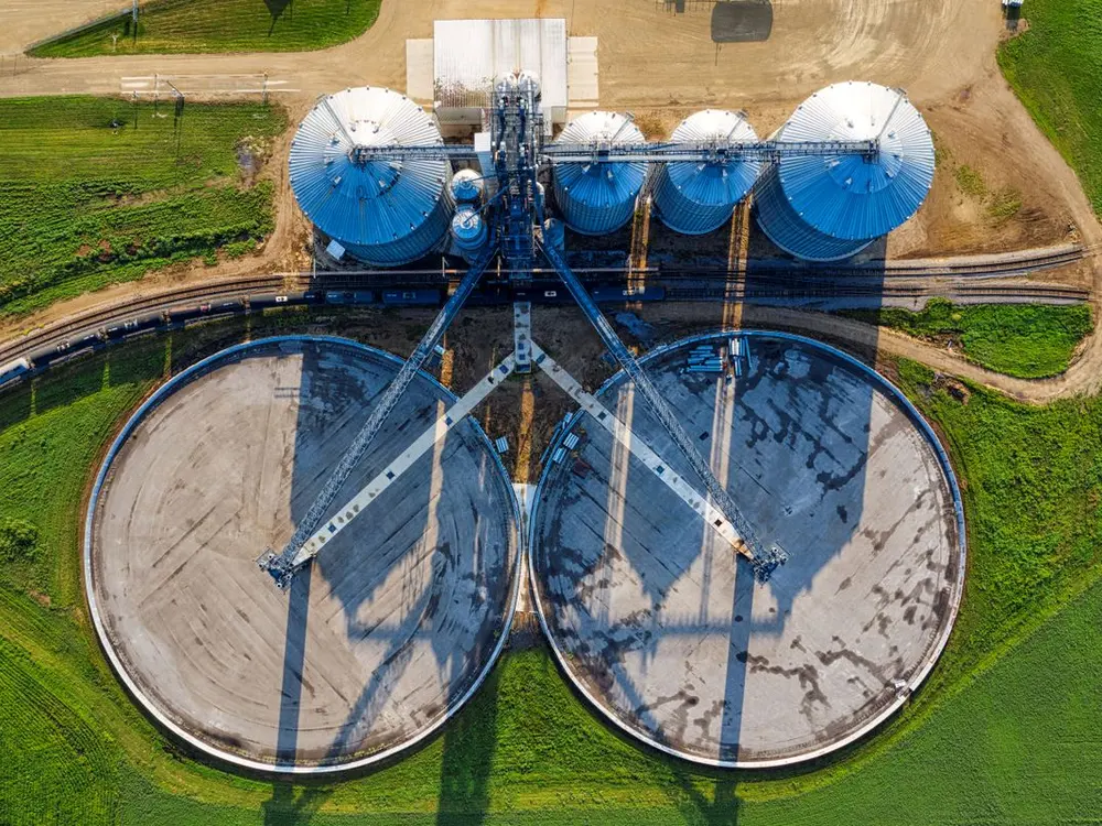 Vista aérea de silos y playa de secado de una planta de acopio