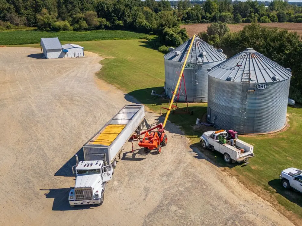 Vista aérea de silos con un camión cargando granos