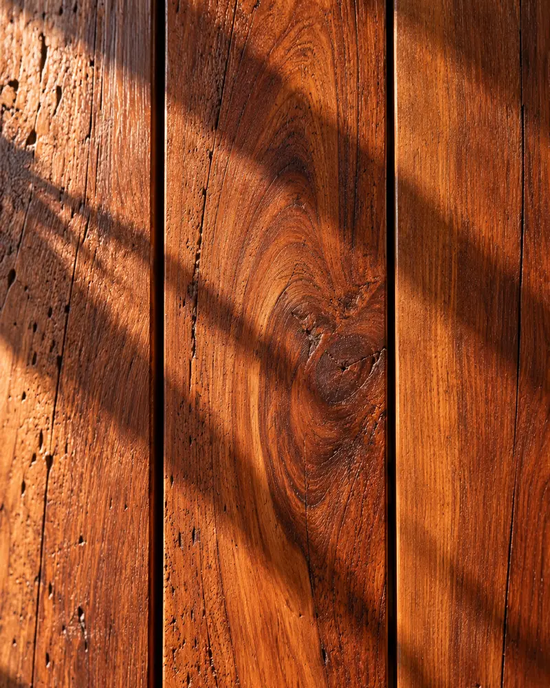 Tablas de madera de lapacho aceitada con la veta marcada