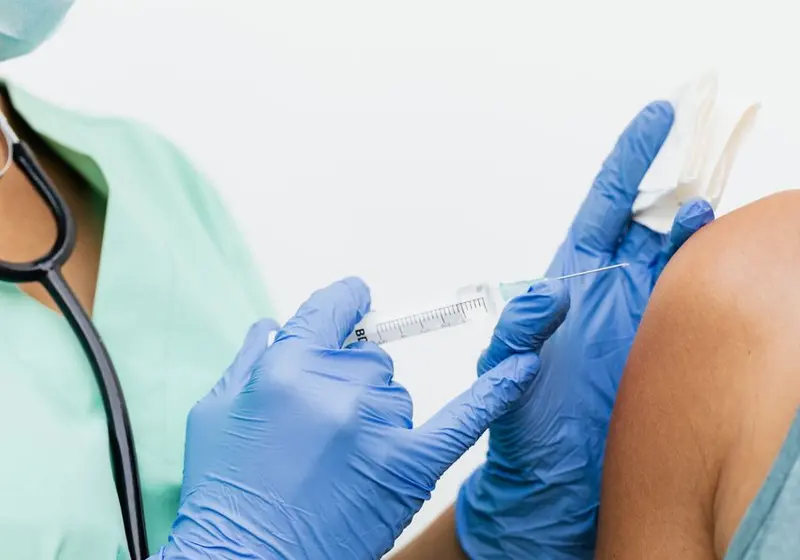 Aplicación de una vacuna en el brazo
