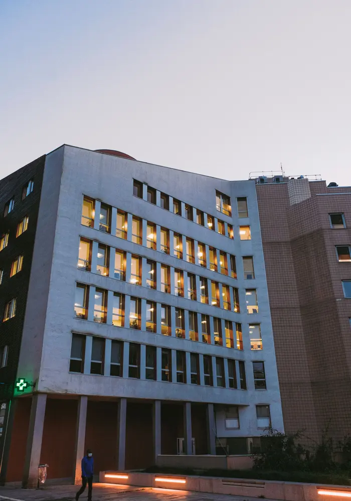 Fachada del edificio de la clínica con las ventanas iluminadas