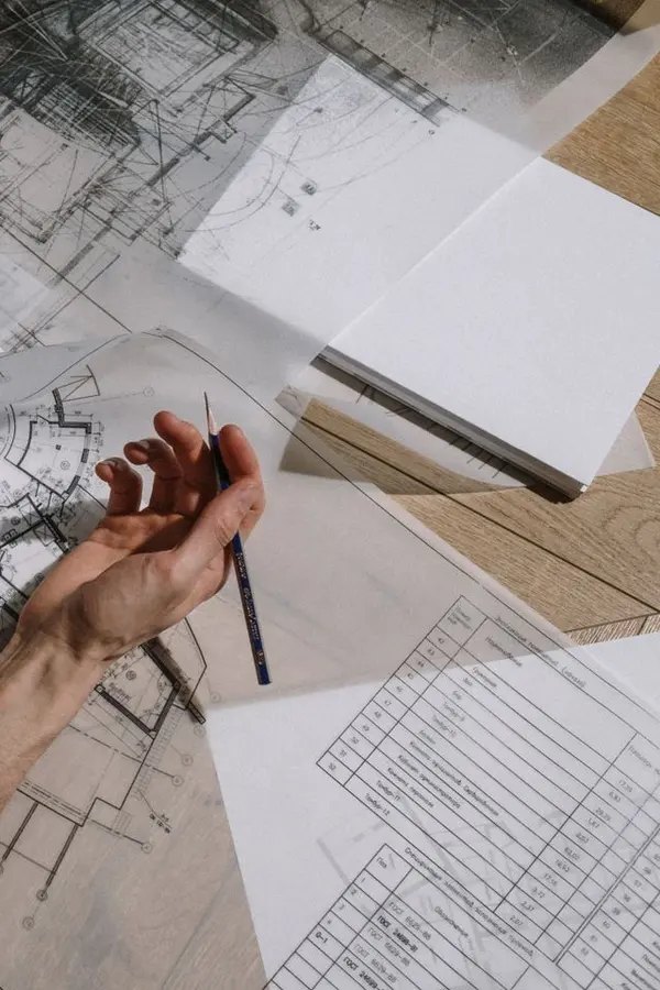 Planos de arquitectura sobre la mesa de trabajo