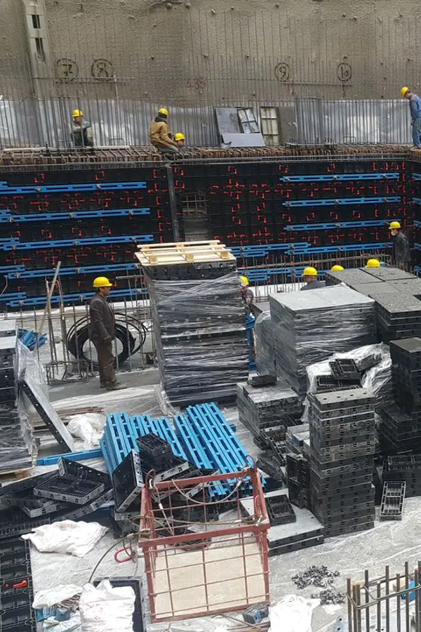 Obra en construcción con encofrados y trabajadores