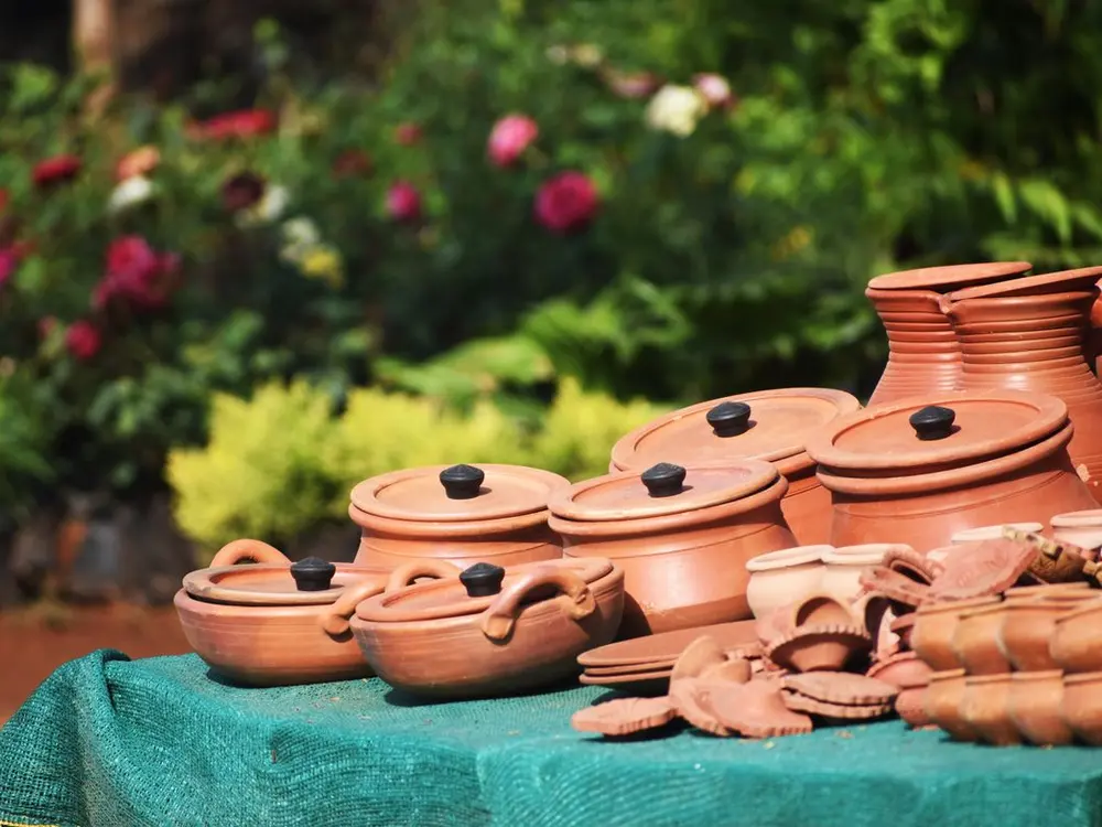 Ollas y cántaros de barro en un puesto de artesanías