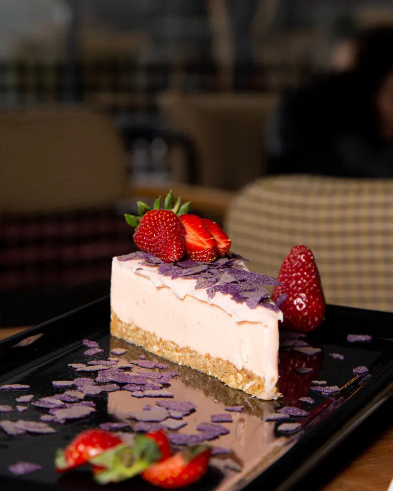 Porción de cheesecake de frutilla