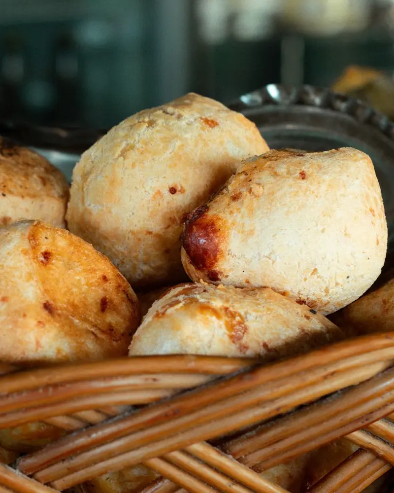 Canasta de chipas recién horneadas