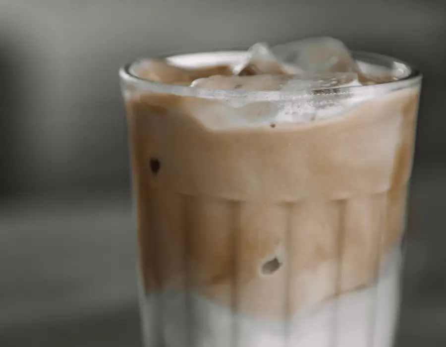 Vaso de café frío con hielo