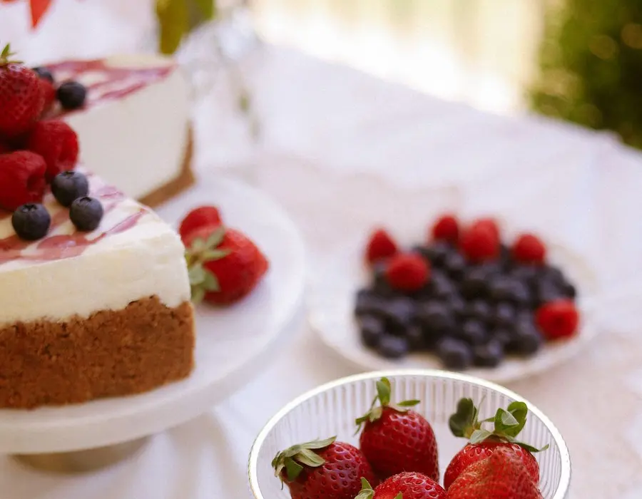 Cheesecake y frutillas frescas sobre la mesa