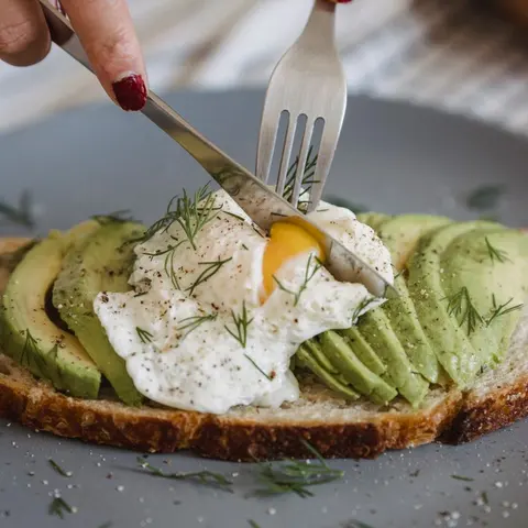 Tostada con palta y huevo
