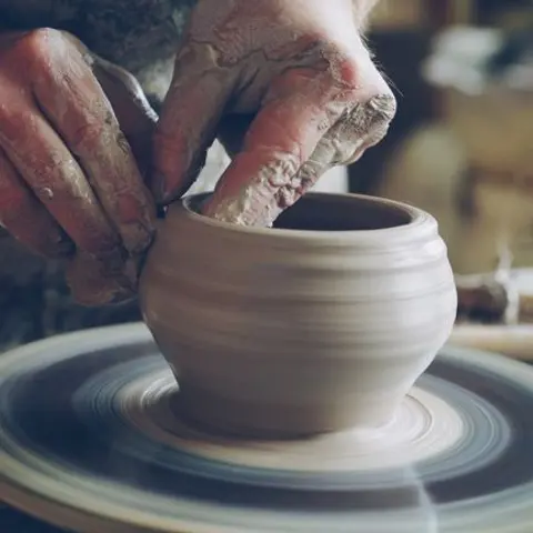 Alfarero modelando una taza