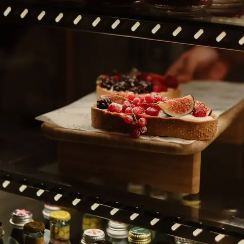 Tarta de frutos rojos en la vitrina