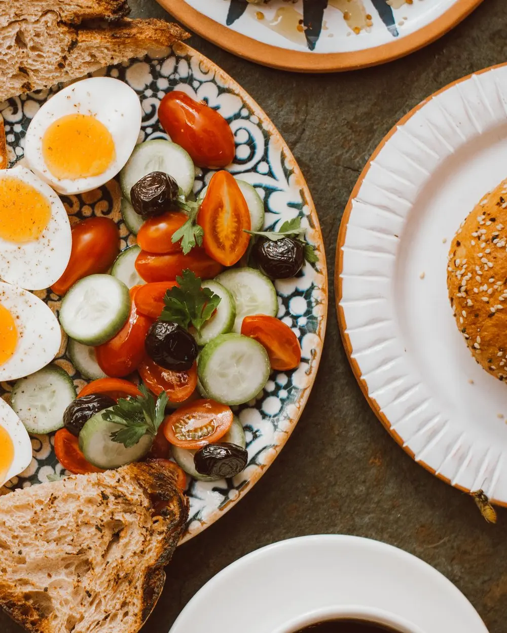 Brunch servido en platos de cerámica pintados a mano