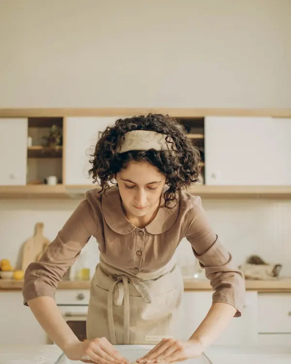 Lucía Ortiz, pastelera, amasando en la cocina