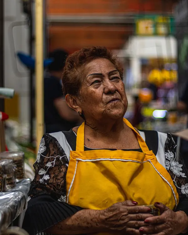 Mirta Cáceres, fundadora de Areguá Coffee, con delantal de cocina