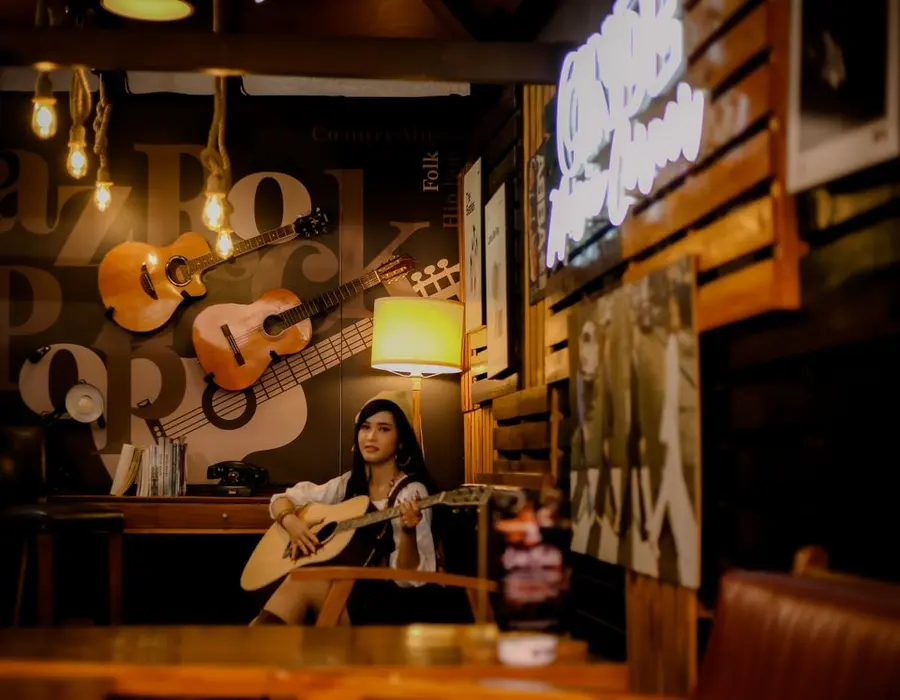 Músico tocando la guitarra en el café