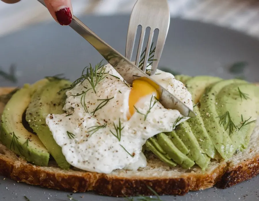 Tostada de masa madre con palta y huevo poché