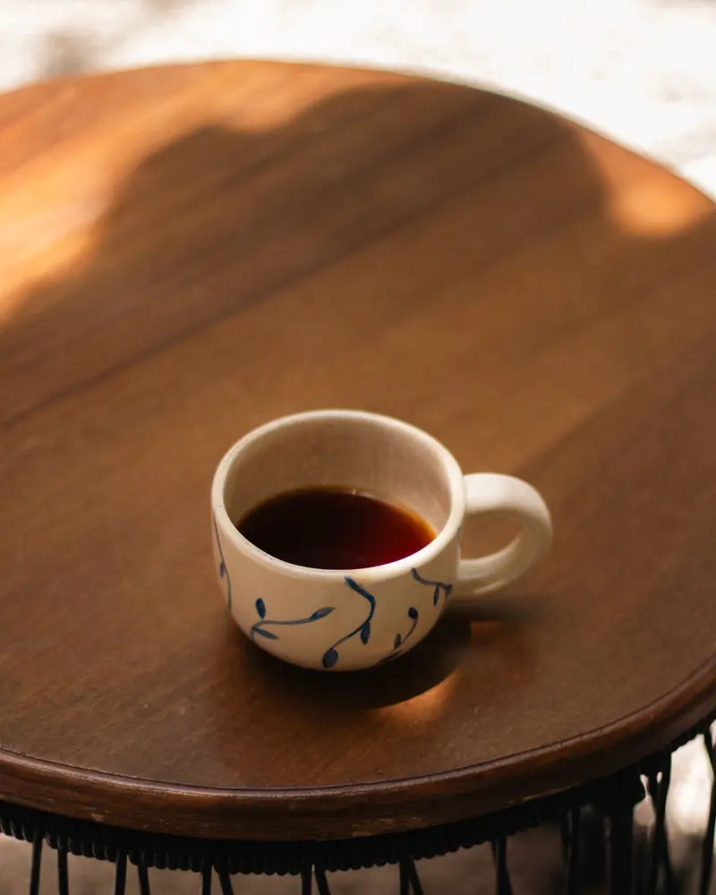 Café de filtro en taza de cerámica artesanal