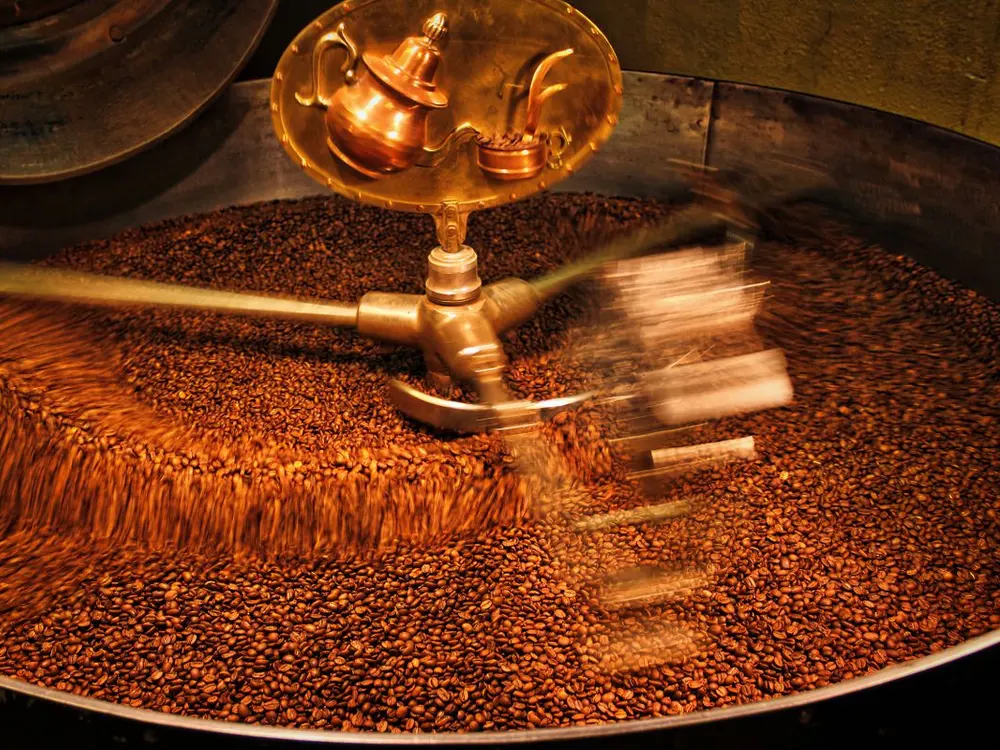Granos de café girando en la tostadora