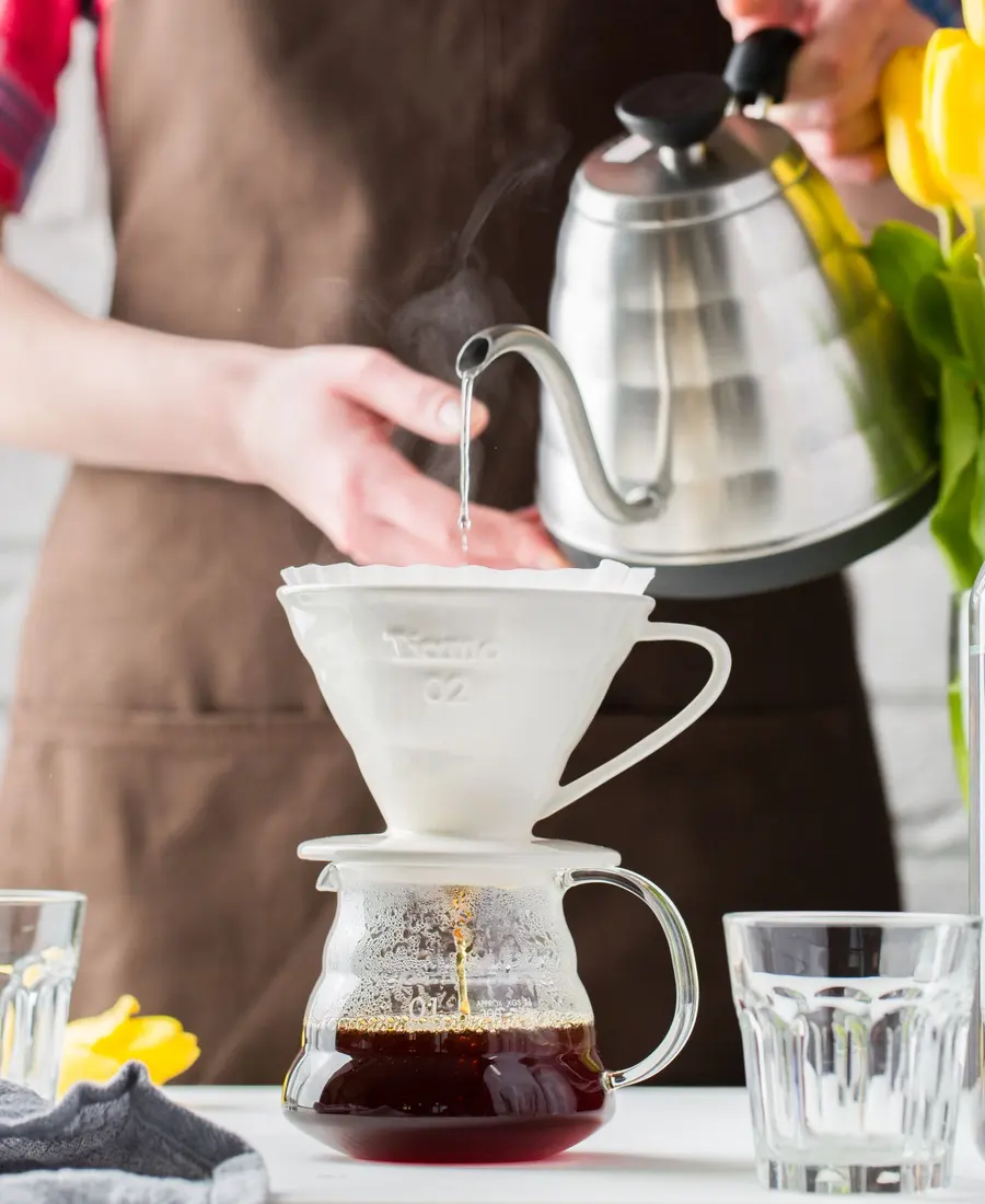 Café de filtro preparándose en un V60