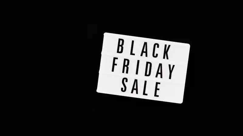 Cartel luminoso con las palabras Black Friday Sale sobre un fondo negro