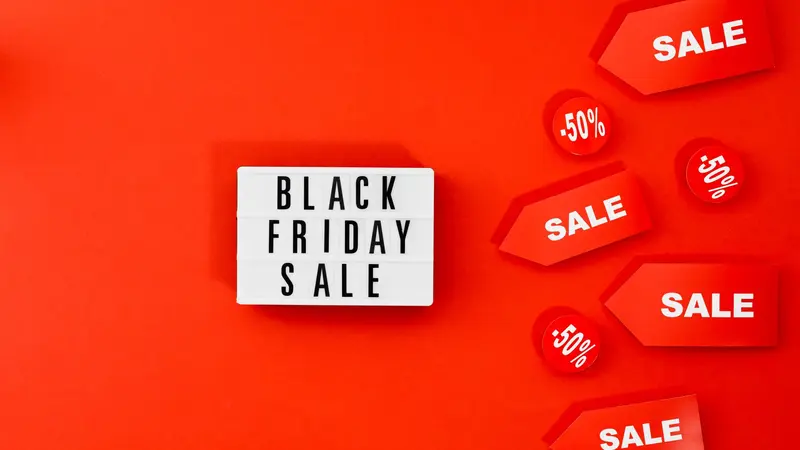 Cartel de "Black Friday Sale" sobre fondo rojo, rodeado de etiquetas de descuento