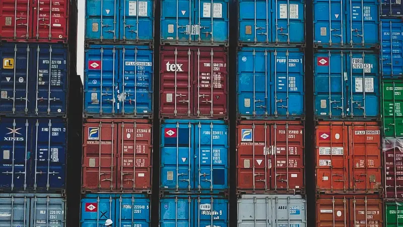 Contenedores de carga apilados en una terminal de exportación lista para despacho