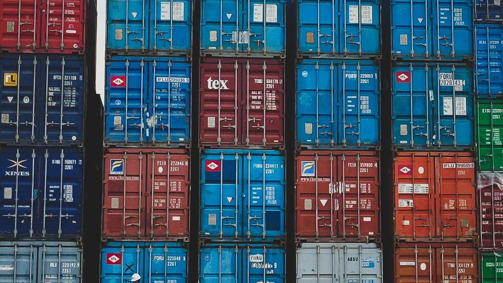 Contenedores de carga apilados en una terminal de exportación lista para despacho