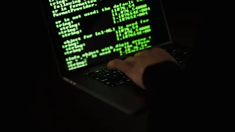 Dueño de negocio revisando la seguridad de su computadora en la oficina