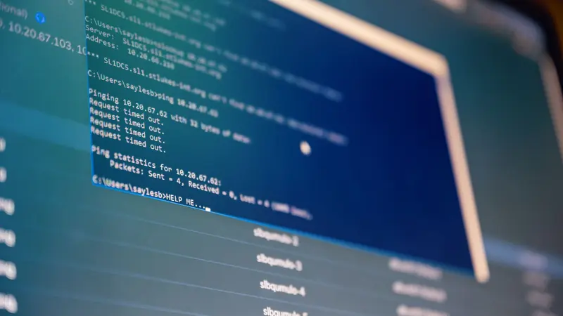 Dueño de comercio anotando datos en un cuaderno detrás del mostrador