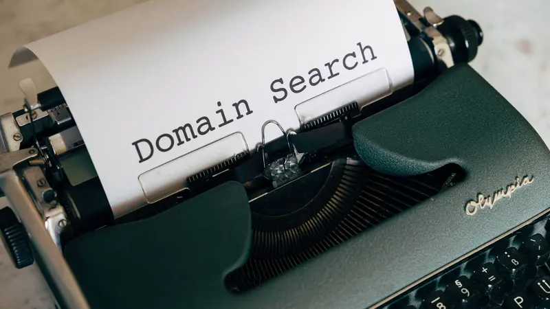 Máquina de escribir vintage con papel que dice "Domain Search"