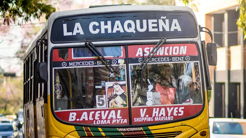 Bus urbano colorido circulando por las calles de Asunción, Paraguay