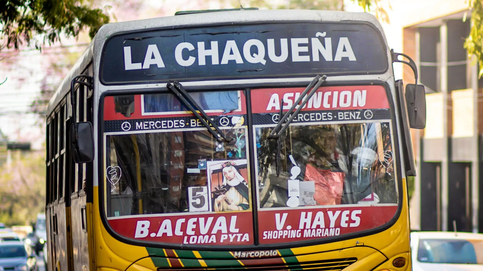 Bus urbano colorido circulando por las calles de Asunción, Paraguay