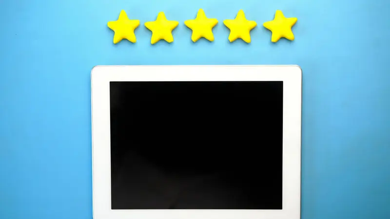 Persona sonriente dejando una reseña de cinco estrellas en su celular
