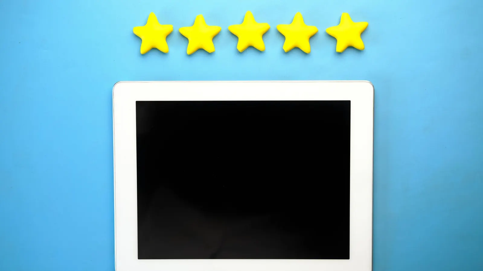 Persona sonriente dejando una reseña de cinco estrellas en su celular