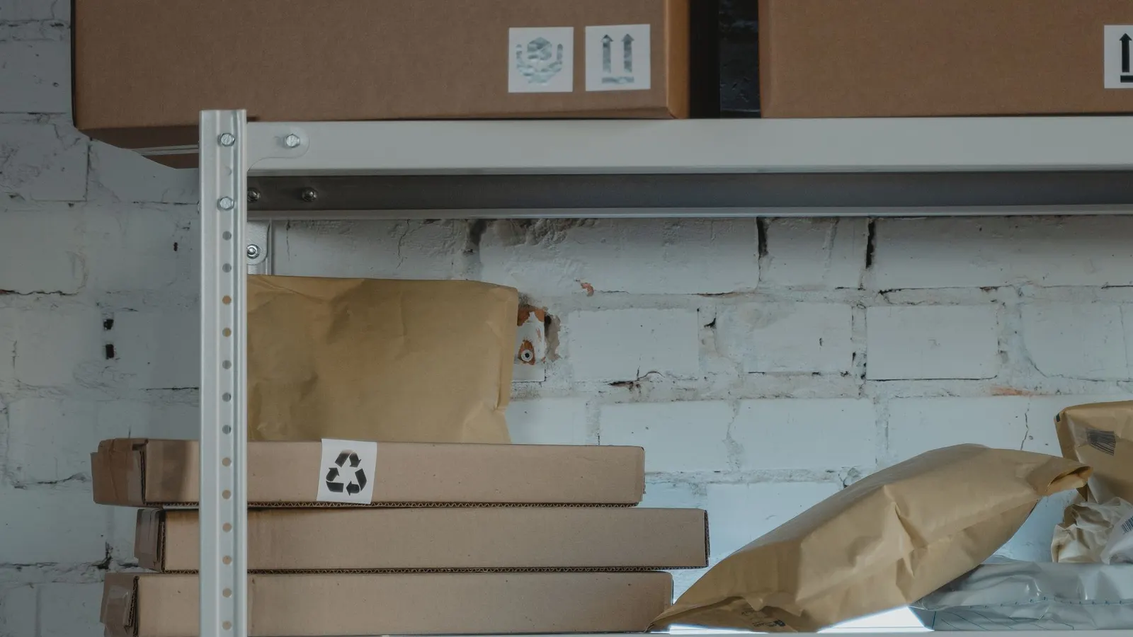 Cajas de cartón apiladas en un depósito