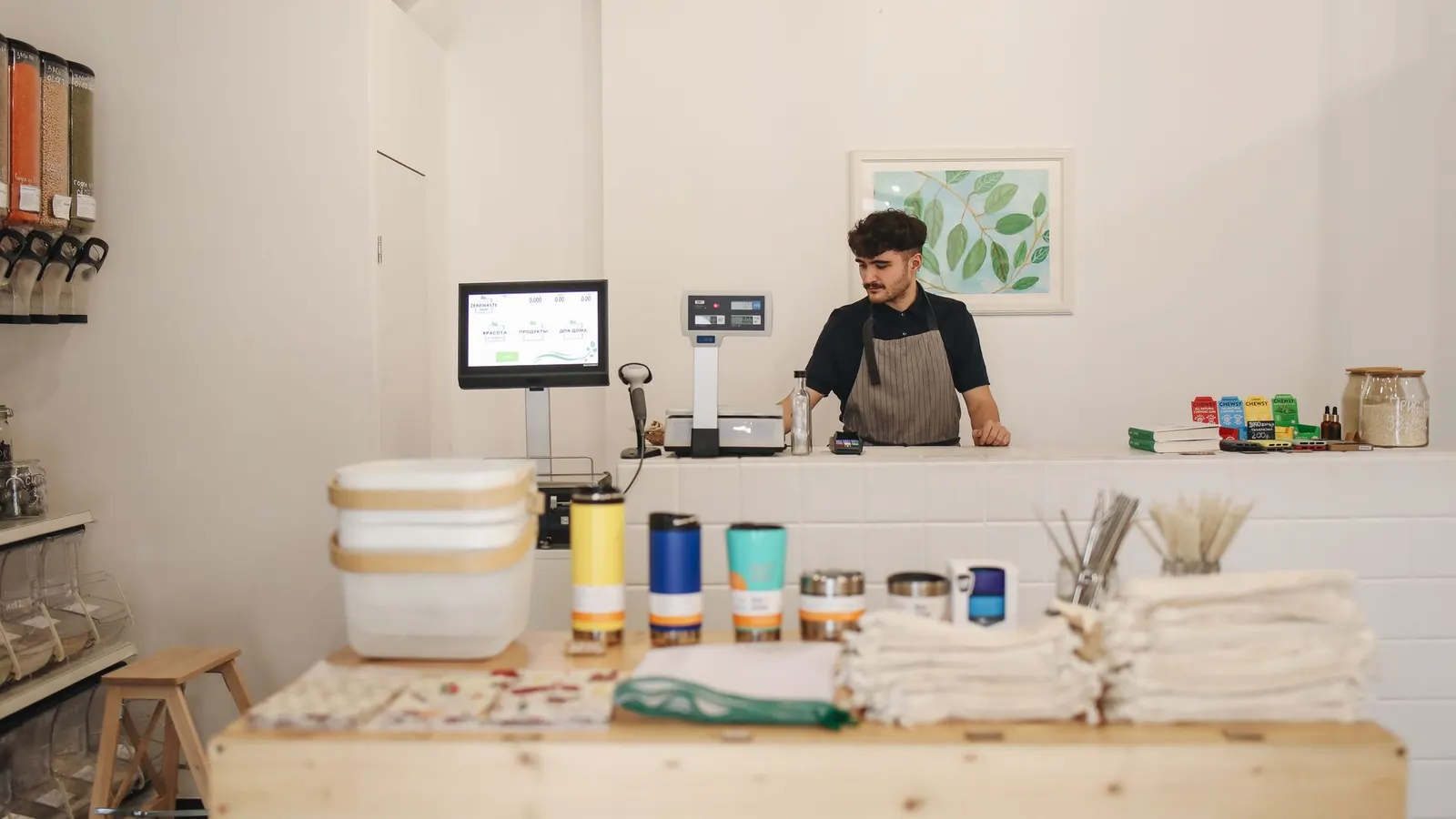 Emprendedor atendiendo su pequeño local de venta al público