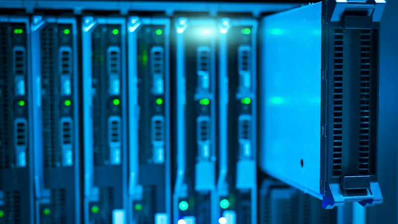 Primer plano de servidores en un centro de datos, iluminados con luz azul