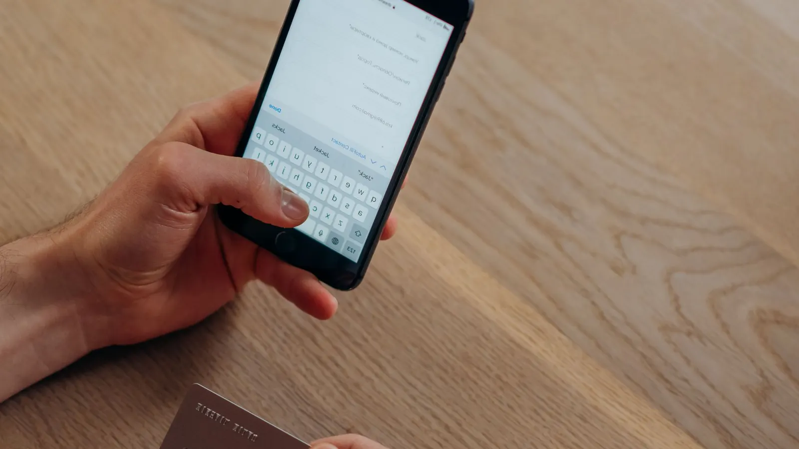 Persona pagando con código QR desde su celular en un comercio
