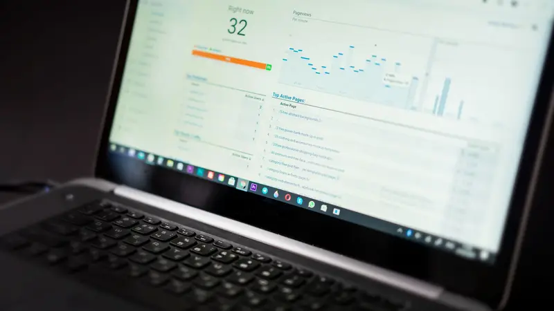 Laptop mostrando un panel de análisis de datos en tiempo real