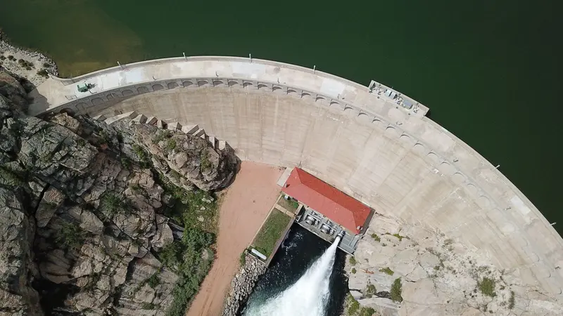 Torres de alta tensión y líneas eléctricas al atardecer en una zona industrial