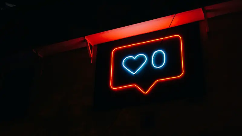 Corazón de neón brillante con cero likes, símbolo de interacción en redes