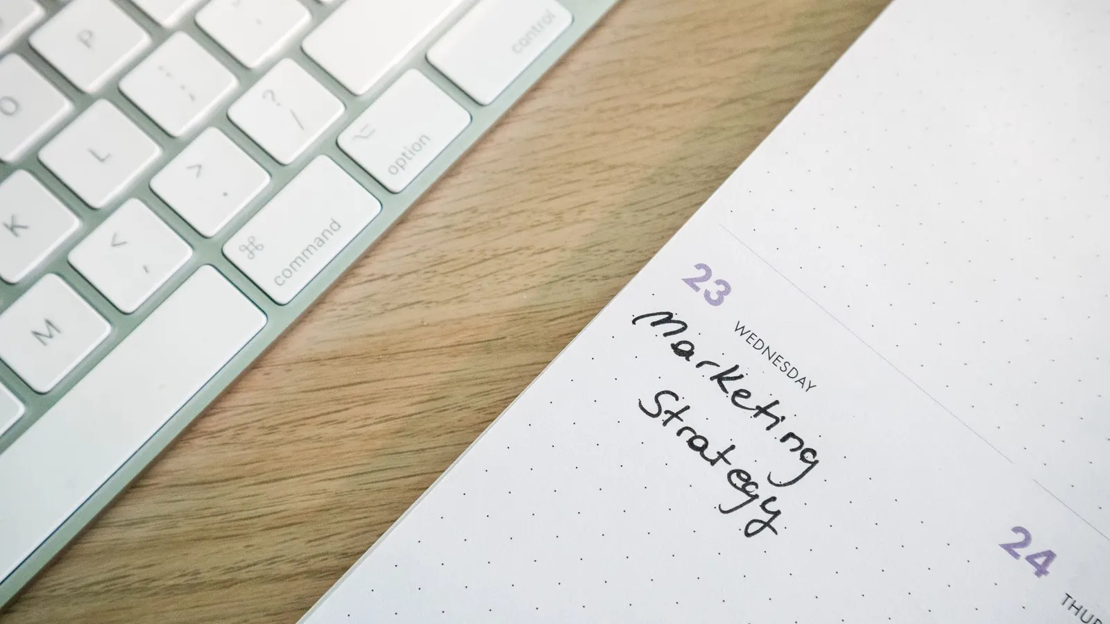 Persona planificando un calendario de marketing con notas adhesivas en una pizarra