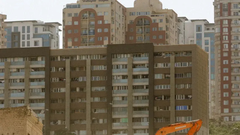 Edificios residenciales en construcción en una zona urbana en crecimiento