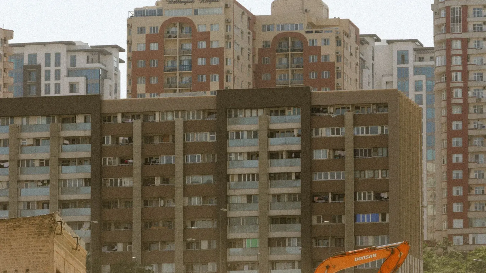 Edificios residenciales en construcción en una zona urbana en crecimiento