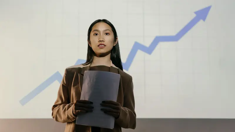 Empresaria presentando un gráfico de crecimiento en una reunión
