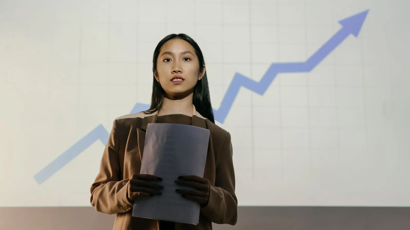 Empresaria presentando un gráfico de crecimiento en una reunión