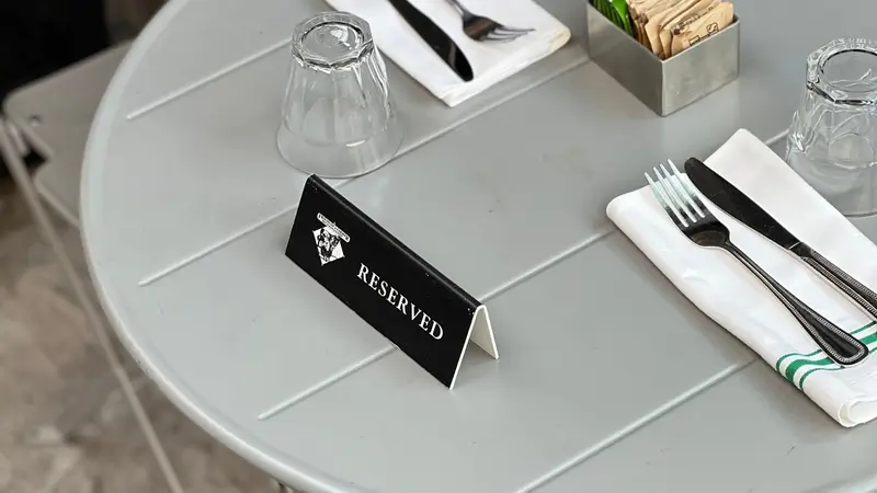 Mesa reservada elegantemente puesta en un restaurante