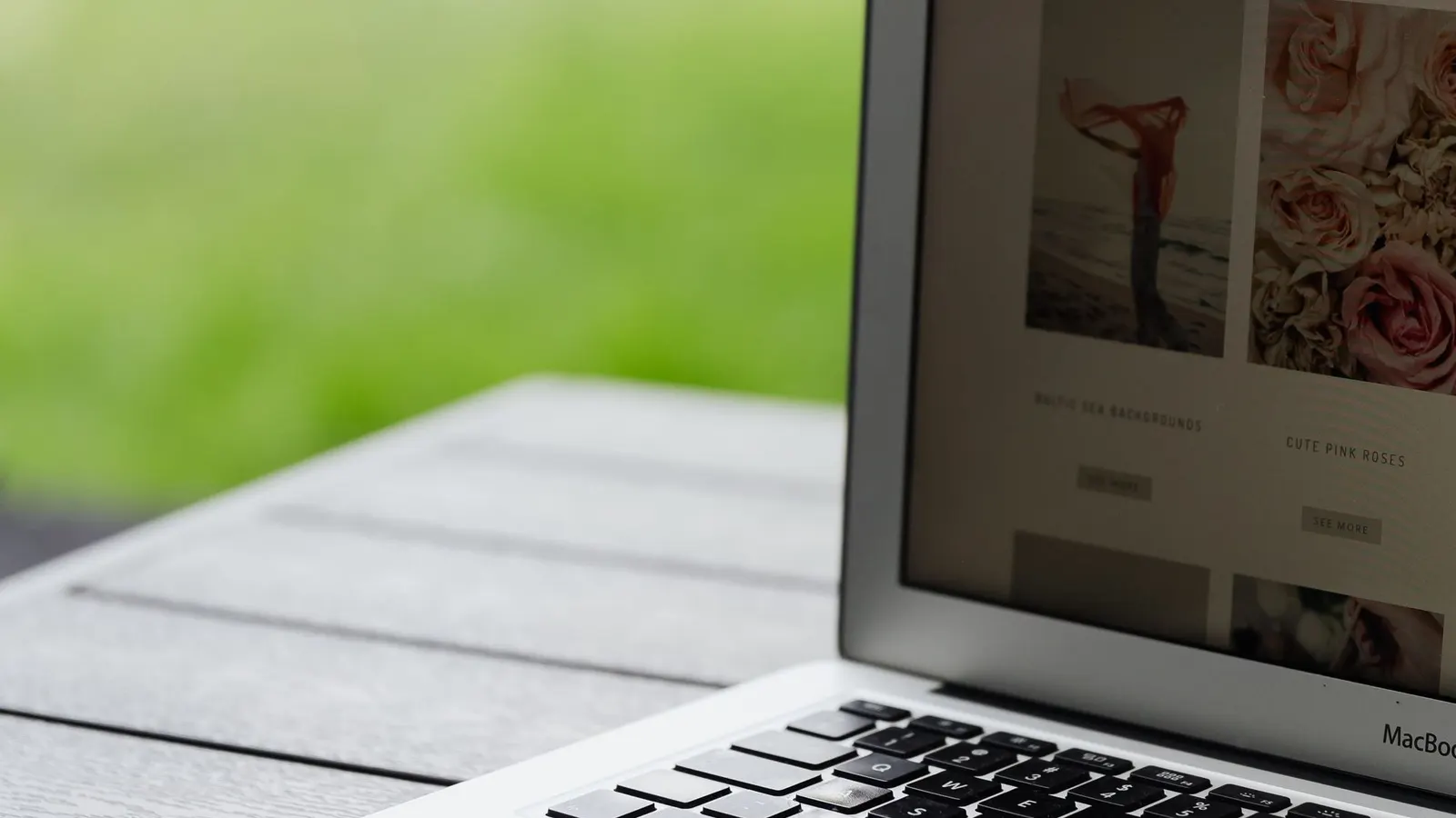 Laptop abierta sobre una mesa mostrando una página web