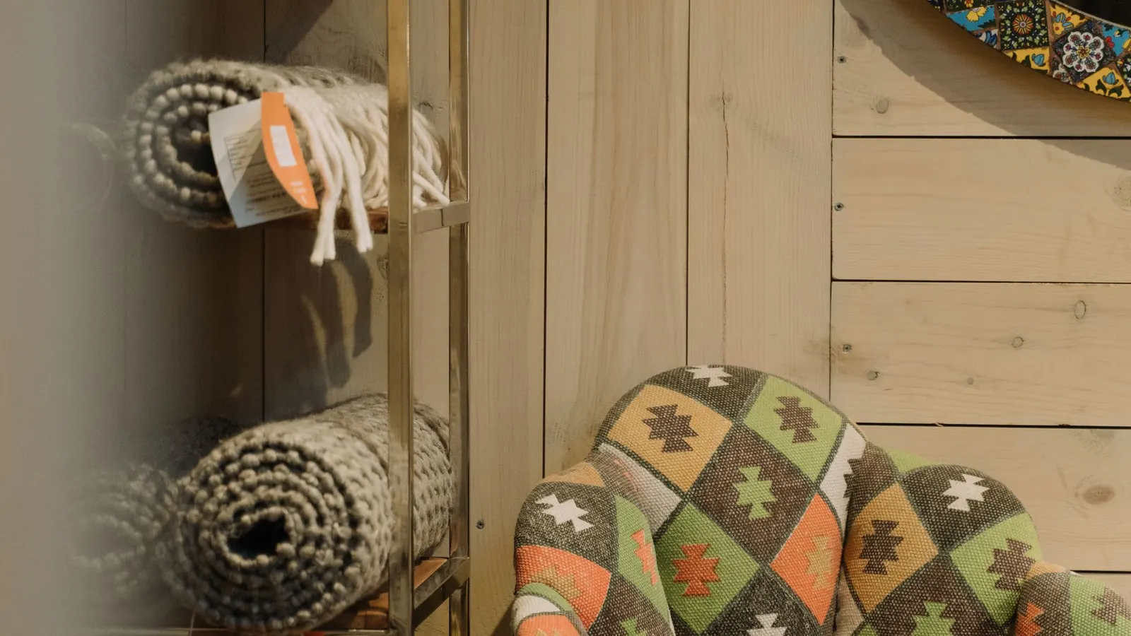 Poltrona moderna de design exposta em uma loja de móveis