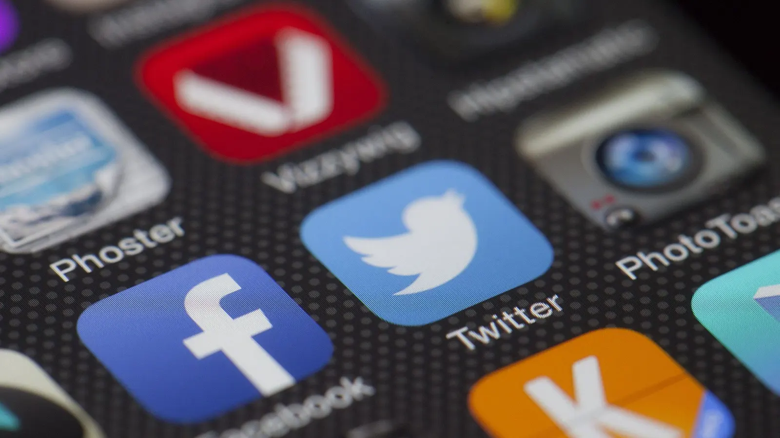 Iconos de redes sociales en la pantalla de un celular